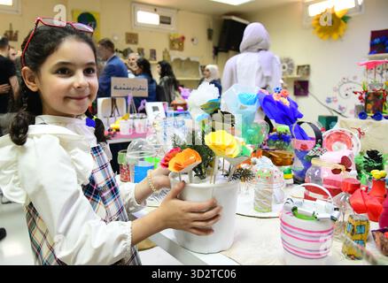 Damasco, Siria. 2 novembre 2025. La gente partecipa a una mostra d'arte con opere realizzate da bambini con materiali riciclati a Damasco, Siria, 2 novembre 2025. La mostra ha segnato il lancio della giornata nazionale dell'ambiente siriana con lo slogan "proteggiamo ciò che abbiamo perso e ripristiniamo ciò che rimane - la Siria verso un ambiente sostenibile". Crediti: Ammar Safarjalani/Xinhua/Alamy Live News Foto Stock