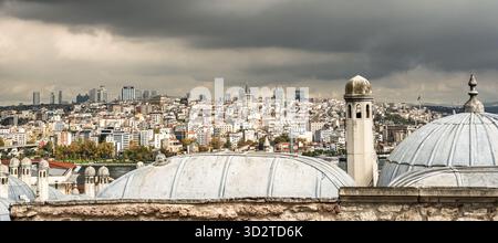 Vista del Corno d'Oro e dello skyline della Torre di Galata dalla Moschea di Suleymaniye e dalle cupole della moschea in primo piano. Concetto di viaggio Foto Stock