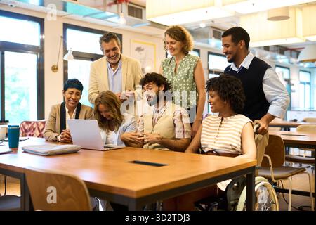 Team aziendali diversificati che collaborano durante le riunioni d'ufficio Foto Stock