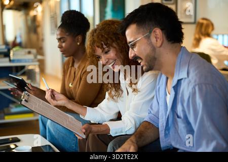 Diversi team aziendali che collaborano durante una riunione informale - consulenza finanziaria, assicurativa e legale Foto Stock