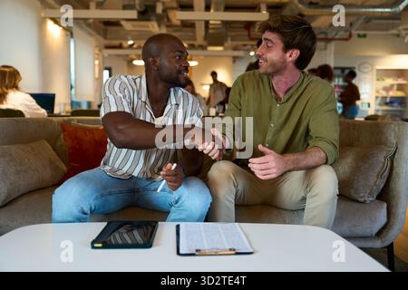 Diversi partner commerciali stringono la mano confermando l'accordo - consulenza finanziaria, assicurativa e legale Foto Stock