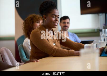 Team aziendali diversificati che collaborano durante le riunioni d'ufficio Foto Stock