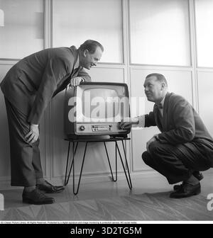 Televisione negli anni '1950 Uno dei primi televisori prodotti da Philips nel design d'epoca e su un piedistallo di metallo con la possibilità di visualizzare solo le trasmissioni televisive in bianco e nero. Le manopole sulla parte anteriore controllano l'immagine e l'audio. 1956 Svahn Foto Stock