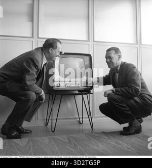 Televisione negli anni '1950 Uno dei primi televisori prodotti da Philips nel design d'epoca e su un piedistallo di metallo con la possibilità di visualizzare solo le trasmissioni televisive in bianco e nero. Le manopole sulla parte anteriore controllano l'immagine e l'audio. 1956 Svahn Foto Stock