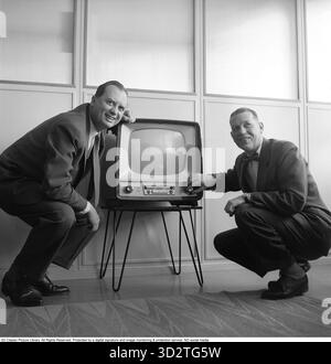 Televisione negli anni '1950 Uno dei primi televisori prodotti da Philips nel design d'epoca e su un piedistallo di metallo con la possibilità di visualizzare solo le trasmissioni televisive in bianco e nero. Le manopole sulla parte anteriore controllano l'immagine e l'audio. 1956 Svahn Foto Stock