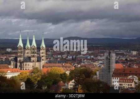 Bamberga, Deutschland 27.10.2025: IM Bild: Blick auf die Altstadt von Bamberg mit dem Bamberger Dom St. Peter und St. Georg, dessen vier Türme das Stadtbild prägen. Die historische Altstadt gehört zum UNESCO-Weltkulturerbe und zählt zu den besterhaltenen mittelalterlichen Stadtzentren Europas. Symbolbild für Kultur, Geschichte und Architektur a Bayern. *** Bamberga, Germania 27 10 2025 nella foto Vista della città vecchia di Bamberga con la Cattedrale di San Pietro e San Giorgio di Bamberga, le cui quattro torri dominano il paesaggio urbano la storica città vecchia è un sito patrimonio dell'umanità dell'UNESCO ed è una delle Foto Stock