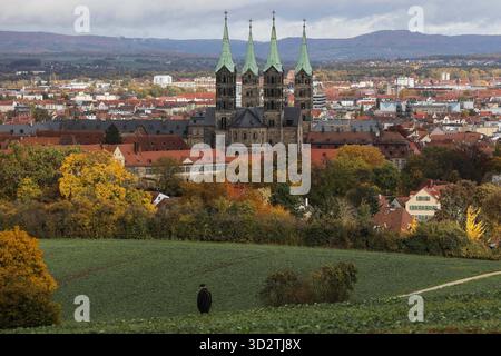 Bamberga, Deutschland 27.10.2025: IM Bild: Blick auf die Altstadt von Bamberg mit dem Bamberger Dom St. Peter und St. Georg, dessen vier Türme das Stadtbild prägen. Die historische Altstadt gehört zum UNESCO-Weltkulturerbe und zählt zu den besterhaltenen mittelalterlichen Stadtzentren Europas. Symbolbild für Kultur, Geschichte und Architektur a Bayern. *** Bamberga, Germania 27 10 2025 nella foto Vista della città vecchia di Bamberga con la Cattedrale di San Pietro e San Giorgio di Bamberga, le cui quattro torri dominano il paesaggio urbano la storica città vecchia è un sito patrimonio dell'umanità dell'UNESCO ed è una delle Foto Stock