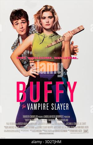 Buffy the Vampire Slayer (1992) diretto da Fran Rubel Kuzui e interpretato da Kristy Swanson, Donald Sutherland e Luke Perry. Una cheerleader scopre di essere l'assassina prescelta destinata a combattere i vampiri che attaccano la sua città suburbana. Fotografia di un poster originale del 1992 USA a un foglio SOLO PER USO EDITORIALE. Crediti: BFA / 20th Century Fox Foto Stock