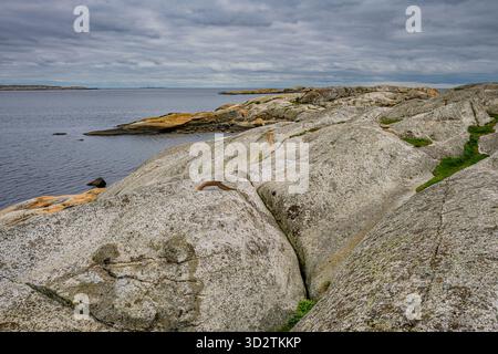 La scogliera costiera di fine mondo a Tjøme, Norvegia, si affaccia sul mare con costa rocciosa e paesaggio panoramico Foto Stock