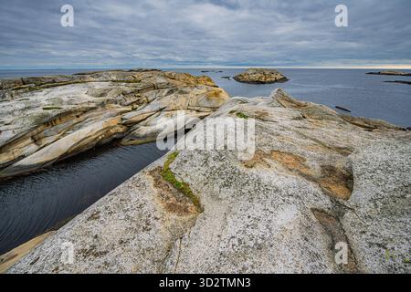 La scogliera costiera di fine mondo a Tjøme, Norvegia, si affaccia sul mare con costa rocciosa e paesaggio panoramico Foto Stock