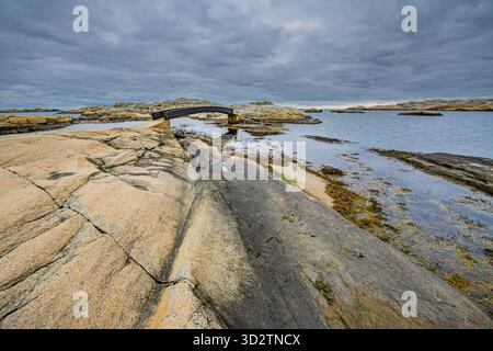 La scogliera costiera di fine mondo a Tjøme, Norvegia, si affaccia sul mare con costa rocciosa e paesaggio panoramico Foto Stock