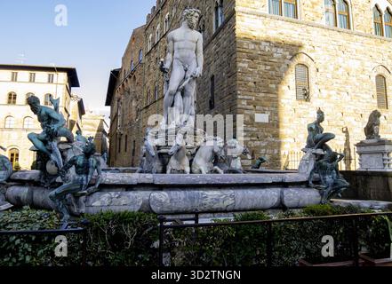 La Fontana del Nettuno a Firenze è uno dei simboli della città, situata in Piazza della Signoria, proprio accanto a Palazzo Vecchio. Ecco i punti chiave: Commissionato da: Cosimo i de Medici nel 1565 per celebrare il matrimonio di Francesco i de Medici e Giovanna d'Austria. Scultore: Bartolomeo Ammannati con l'aiuto di diversi assistenti, tra cui un giovane Giambologna. Disegno: Statua centrale in marmo di Nettuno, il dio romano del mare, le cui caratteristiche si dice siano modellate su Cosimo I. circondata da figure bronzee di dèi del mare, tritoni, satiri, e. Foto Stock