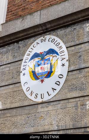 Amsterdam, Paesi Bassi – 16 aprile 2025: Segno indicante il Consolato della Repubblica di Colombia, che rappresenta la presenza diplomatica della Colombia nel Foto Stock