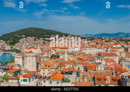 Vista aerea sui tetti in terracotta della città vecchia di Spalato, Croazia, con edifici storici e stradine strette. Foto Stock