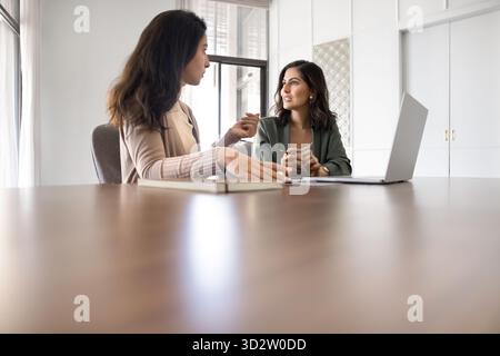 Due donne d'affari che discutono seriamente in ufficio Foto Stock