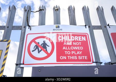 Vista ravvicinata di un, i bambini non sono autorizzati a giocare su questo sito, firma. Foto Stock