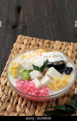 Es Goyobod è un budino di riso con avocado, manioca fermentata, perla di Tapioca e Jackfruit, servito con sciroppo di latte di cocco dolce e cubetto di ghiaccio Foto Stock