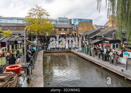 Persone ai chioschi alimentari di Camden Market, una popolare attrazione turistica di Camden Town, Londra, Inghilterra, Regno Unito Foto Stock