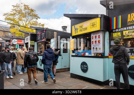 Persone ai chioschi alimentari di Camden Market, una popolare attrazione turistica di Camden Town, Londra, Inghilterra, Regno Unito Foto Stock