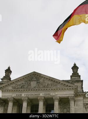 Berlino, Germania. Edificio del Reichstag. Sede del Bundestag tedesco (parlamento nazionale della Repubblica federale di Germania). Costruito tra il 1884 e il 1894 da Paul Wallot. Facciata principale. Frontone e iscrizione "DEM Deutschen Volke" (al popolo tedesco), aggiunta nel 1916. Foto Stock