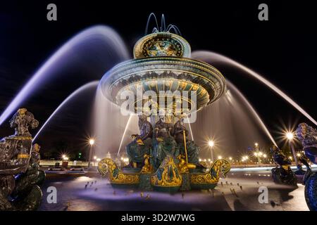 La Fontana del commercio e della navigazione fluviale di notte, situata in Place de la Concorde nel centro di Parigi. Foto Stock