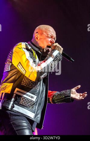 Michael Kiske von Helloween live bei einem Konzert ihrer 40 Years Anniversary Tour nella der Barclays Arena. Amburgo, 01.11.2025 Foto Stock