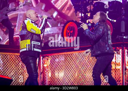 Michael Kiske und Andi Deris von Helloween live bei einem Konzert ihrer 40 Years Anniversary Tour nella der Barclays Arena. Amburgo, 01.11.2025 Foto Stock