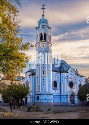 Bratislava, Slovacchia - 19 ottobre 2025: Chiesa di Santa Elisabetta a Bratislava, Slovacchia, comunemente nota come Chiesa Blu, secessionista ungherese Catho Foto Stock