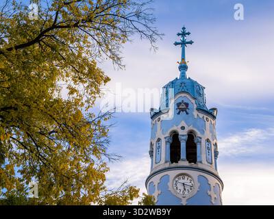 Campanile della chiesa di Santa Elisabetta a Bratislava, in Slovacchia, comunemente nota come la chiesa blu, chiesa secessionista cattolica ungherese - Jugendstil, AR Foto Stock