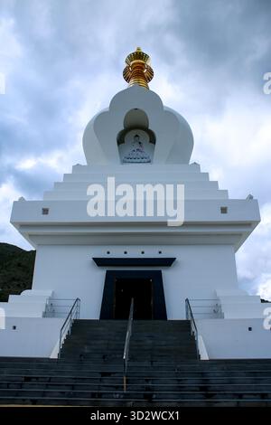 Ingresso di un monumento buddista, Stupa, su una collina a Benelmadena, Andalusia Foto Stock