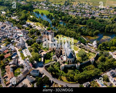 Ampia vista aerea ad alto angolo del Château de Montreuil-Bellay e della città circostante. Foto Stock