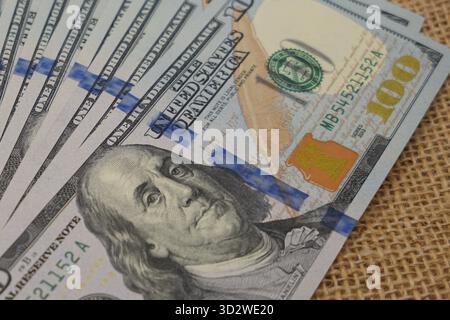 Fan delle moderne banconote da cento dollari statunitensi Foto Stock