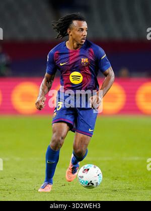 Barcellona, Spagna. 2 novembre 2025. Jules Kounde del FC Barcelona durante la Liga EA Sports match tra FC Barcelona e Elche CF giocato allo stadio Lluis Companys il 2 novembre 2025 a Barcellona, Spagna. (Foto di Sergio Ruiz/PRESSIN) credito: PRESSINPHOTO SPORTS AGENCY/Alamy Live News Foto Stock