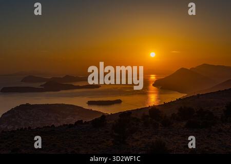 Tramonto dorato sulle isole Elafiti, vista da Dubrovnik, Croazia Foto Stock