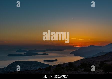 Tramonto dorato sulle isole Elafiti, vista da Dubrovnik, Croazia Foto Stock