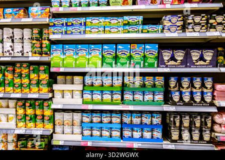 London UK, Novemver 02 2025, Selezione di famosi dessert inglesi in scatola o in scatola sugli scaffali dei supermercati Foto Stock