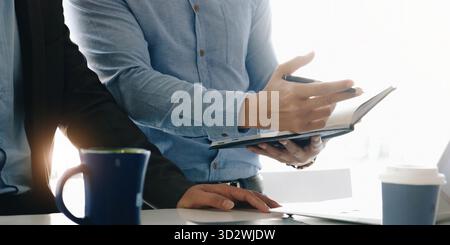 Riunione asiatica del consulente aziendale per analizzare e discutere la situazione sul rapporto finanziario nella sala riunioni. Consulente per gli investimenti, consulente finanziario e concetto contabile. || modello rilasciato Foto Stock