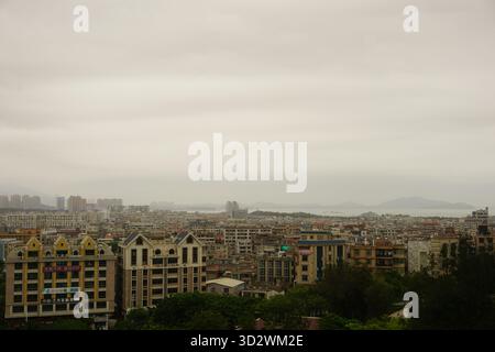 Pingtan, Fuzhou (Fujian), Cina: Paesaggio urbano visto dal parco Wanbao sull'isola di Hiatan Foto Stock