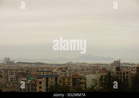 Pingtan, Fuzhou (Fujian), Cina: Paesaggio urbano visto dal parco Wanbao sull'isola di Hiatan Foto Stock