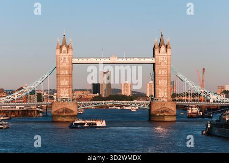 Londra, Regno Unito - 10 agosto 2022: Tower Bridge e fiume Tamigi al tramonto dell'ora d'oro Foto Stock