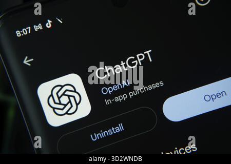 Dhaka, Bangladesh- 27 luglio 2025: Visualizzazione dello schermo dell'app ChatGPT con opzioni di apertura e disinstallazione, interfaccia scura Foto Stock
