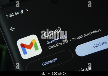 Dhaka, Bangladesh - 27 luglio 2025: Schermata che visualizza l'app Gmail con opzioni di aggiornamento e disinstallazione, interfaccia scura Foto Stock