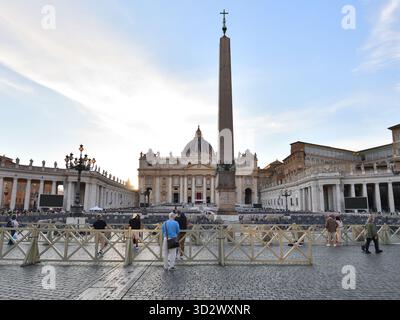 Una vista del Vaticano e dell'obelisco in Piazza San Pietro, Roma Italia Foto Stock