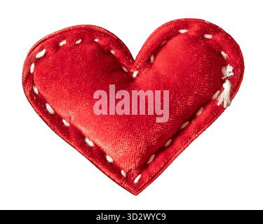 Tessuto a forma di cuore rosso realizzato a mano con cuciture imperfette linea isolata su sfondo bianco con percorso di ritaglio Foto Stock