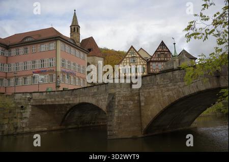 Henkersbruecke, Johanniterkirche, città medievale, Schwaebisch Hall, Kocher Valley, Kocher, Germania Foto Stock