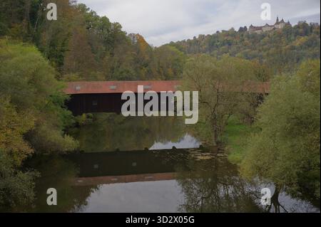 Ottobre d'oro nel Mittlere Jagsttal vicino a Baechlingen, Langenburg-Baechlingen, castello, Langenburg an der Jagst, fiume, Hohenlohe, Baden-Wuerttember Foto Stock