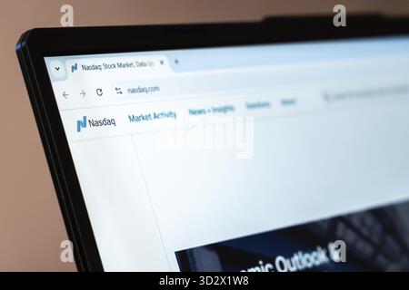 New York, USA - 31 gennaio 2025: Il sito web della borsa valori NASDAQ e della società del mercato finanziario viene visualizzato sullo schermo del laptop Foto Stock