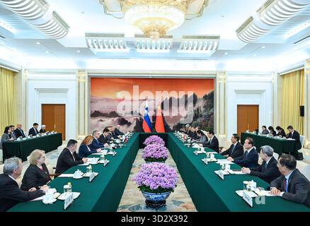 Pechino, Cina. 3 novembre 2025. Wang Huning, presidente del Comitato Nazionale della Conferenza consultiva politica del popolo cinese (CPPCC), incontra Marko Lotric, presidente del Consiglio Nazionale della Slovenia, a Pechino, capitale della Cina, il 3 novembre 2025. Crediti: Rao Aimin/Xinhua/Alamy Live News Foto Stock