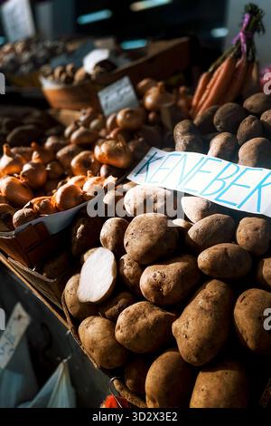 Patate nel cestino del negozio di alimentari, frutta e verdura vengono vendute al mercato Foto Stock