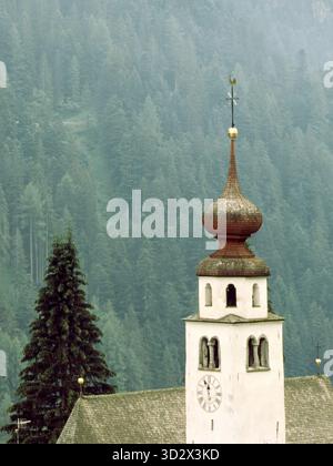 Andraz, antico borgo lungo la strada per il passo Falzarego, Dolomiti, provincia di Belluno, Veneto, italia: belfry Foto Stock